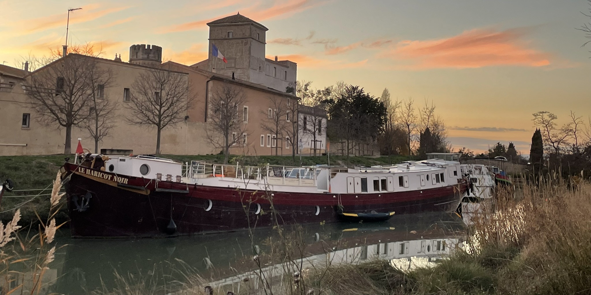 PENICHE-canal-du-midi-colombiers-haricot-noir
